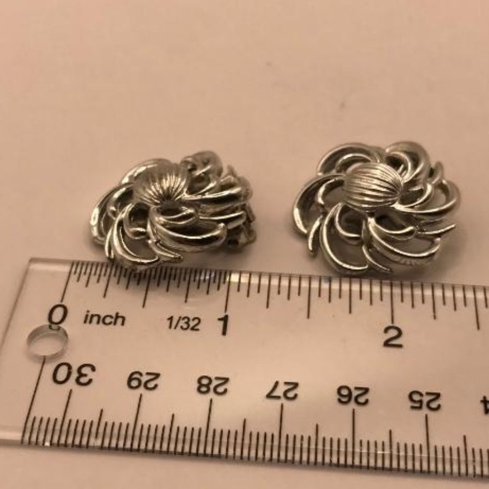 Vintage Coro Silver-Tone Clipon Earrings - Picture 7 of 8
